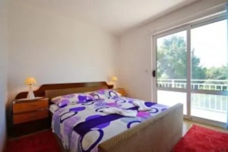 Διαμέρισμα 4 *
